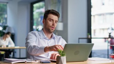Hüzünlü girişimci bilgisayarın kapağını kapatırken modern işyerinin kapanması nedeniyle yorgun düşüyor. Yorgun çalışan, kurumsal ofiste fazla mesai yapıyor. Yorgun bir iş adamı, online bir proje için masa başında motivasyonsuz..