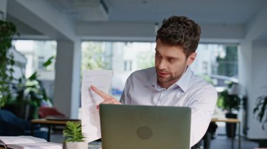 Yönetici, modern ofisteki sanal toplantıdan şikâyet ediyor. Tatminsiz yönetici dizüstü bilgisayardaki web kamerasına belge hatası gösteriyor. Sinirli iş adamı bilgisayarını kapatıyor video görüşmesini bitiriyor.