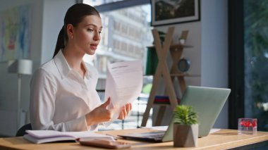 Sinirli girişimci videosu şirket ofisindeki kötü mali rapordan şikayet ediyor. Online toplantıda kağıtlarla ilgili tartışan hayal kırıklığına uğramış bir iş kadını. Duygusal bayan dizüstünü kapatıyor.