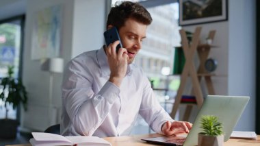 Ofis müdürünün iş yerinde dizüstü bilgisayar yazarken akıllı telefonu araması bunaltıcı. Bilgisayarda çalışan bir şirket çalışanı cep telefonuyla konuşuyor. Birden fazla iş adamı iş görevlerini çözüyor.