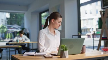 Neşeli çalışan, ofisin açık alanındaki finansal raporları okuyarak başarılı bir iş çıkardı. Zarif gülümseyen iş kadını belgeleri inceliyor. Mutlu girişimci iş yerindeki iş belgelerinin verilerinin keyfini çıkarıyor.