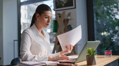 Stresli yönetici, ofis alanındaki dizüstü bilgisayarın görüntüsünü kontrol ediyor. Sinirli iş kadını bilgisayarın kapanmasından endişe ediyordu. Duygusal Bayan Serbest Çalışan İş yerinde Hayal kırıklığına uğradı