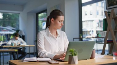 Sorunlu yönetici ofis açık alanda yakın çekim yapıyor. Mutsuz bir iş kadını dizüstü bilgisayar ekranı görüntüsü okuyarak maddi kaybın endişesini yaşıyor. Gergin kadın CEO iş yerindeki tatminsiz iş evrakları.