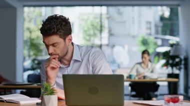 Şirket işyerinde projemi geliştiren profesyonel bir yönetici. Ciddi bir iş adamı açık alanda iş stratejisi yaratıyor. Zeki girişimci kariyer gelişimi hakkında fikir üretiyor..