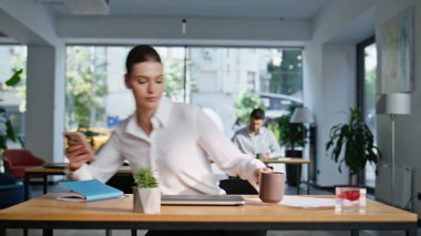 Kendine güveni tam bir bayan işe başlıyor. Masa başında açık alanda yakın plan çekimde oturuyor. Sabahları elinde kahve fincanı tutan zarif bir iş kadını dizüstü bilgisayarı açıyor. Genç bayan yönetici verimli iş akışına hazırlanıyor.