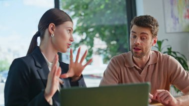 İş ortakları dizüstü bilgisayardaki projeyi tartışıyor şirket ofislerini kapatıyorlar. Gülümseyen işadamı anlaşmayı onaylayan belgeleri imzalıyor. Kadın sigorta danışmanı, erkek müşteriyle el sıkışıyor..