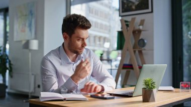 Gergin ofis çalışanı, modern çalışma alanında dizüstü bilgisayarın fazla çalıştığını düşünüyor. Üzgün işadamı şirket masasındaki iş krizini merak ediyor. İş yerindeki ağır iş sorunlarını çözen profesyonel yönetici.