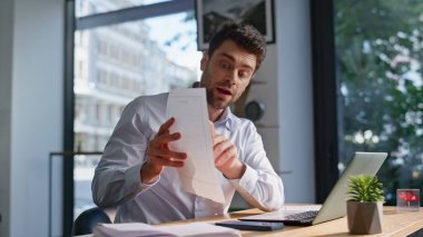 Öfkeli CEO, iş belgelerinde sorun olduğunu gösteren bir video görüşmesiyle tartışıyor. Sinirli iş adamı sanal konferansta şikayet ediyor. Kızgın patron bilgisayarı kapatırken çevrimiçi toplantı hoşnutsuzdu.