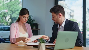 Modern ofisteki profesyonel müdürle konuşan kadın müşteri. Finans danışmanı iş toplantısında proje stratejisini tartışıyor. Bayan imzalı anlaşma, el sıkışma ortağı..