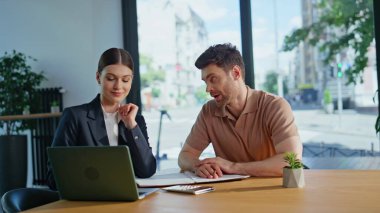 Kadın, gülümseyen adam müşteriye sigorta sözleşmesini açıklarken dizüstü bilgisayarın yakın çekimini gösteriyor. İş ortakları ofis toplantısında anlaşma görüşmeleri yapıyorlar. İşadamı masada yasal belgeleri imzalıyor.