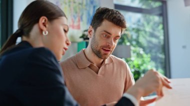 İş ortakları ofis toplantılarında yakın plan anlaşmaları tartışıyorlar. Profesyonel kadın avukat, iş adamlarına yasal tavsiyelerde bulunuyor. Emlakçı, belgeli adama danışmanlık yapıyor.