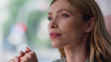 Restoran faturasını ödeyen kadın kredi kartıyla tek başına oturuyor. Hayalperest kadın, kafede yiyecek içecekleri almak için temas kurmadan ödeme yapıyor. Genç garson, sarışın müşteriye terminali getiriyor..