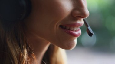 Kapanış danışmanı kulaklıklardan bahsediyor. Müşteriye iş yerinde yardım ediyor. Profesyonel müşteri desteği sağlayan portre dostu kadın operatörü. Kadın şirket temsilcisi ürünler öneriyor.