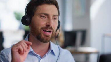 Arama merkezi temsilcisi, ofisteki bilgisayara yakın çekimde yardımcı oluyor. Müşteri destek servisinde çalışan kulaklık operatörü. Gülümseyen telesales yöneticisi danışman istemci.