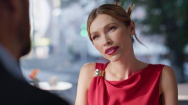 Hayalperest kadın, erkek arkadaşını arıyor. Samimi kafeteryada birlikte oturuyorlar. Yakın plan. Kahvede konuşan kırmızı elbiseli muhteşem bir kadın. Sevgi dolu koca, restoran masasında nazik bir eş arıyor..