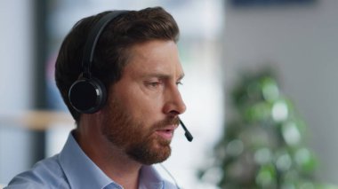 Telemarket acentesi, iş merkezindeki danışmanlık servislerini kapatıyor. Ciddi bir operatör ofiste teknik destek sağlıyor. Sakallı yardım hattı çalışanı müşteri sorunlarını çözmeye yardım ediyor.