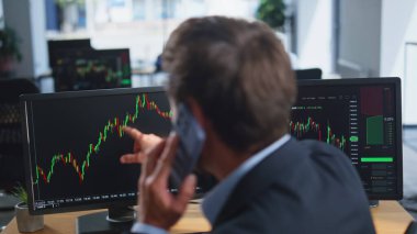 Fon piyasası grafiklerine bakan işadamlarının ofis yakınlaşması sevindirici. Heyecanlı yatırımcı akıllı telefon konuşmalarında başarıyı paylaşıyor. Aşırı keyifli komisyoncu döviz büyümesini tartışıyor