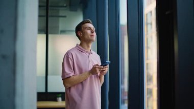Hayalperest iş adamı lüks ofisin önünde akıllı telefon yazıp dinleniyor. Panoramik pencere dairesinde cep telefonu ekranına bakıp gülümseyen mutlu adam. Sadece cep telefonu mesajı oluşturan tatmin olmuş bir adam