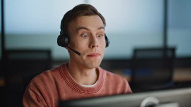 Müşteri destek servisinde çalışan çağrı merkezi temsilcisi. Ofisteki bilgisayarın açık alanda görünmesine yardım eden kulaklık operatörü. Gülümseyen telesales yöneticisi çevrimiçi danışmanlık