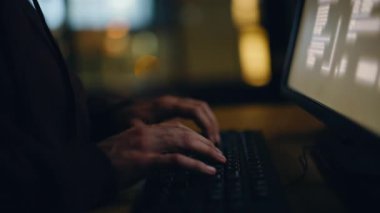 Hackerların elleri gece odasında sunucuları kırıyor. Kapüşonlu tehlikeli bir adam kodlarla çalışıyor. Casus kraker, karanlık atmosferde virüsü sisteme bulaştırıyor. Siber suç kavramı