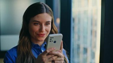 Gülümseyen kadın akıllı telefon uygulamasında internet siparişi veriyor. Sadece cep telefonunda erkek arkadaş mesajı okuyan mutlu esmer kadın. İş kadını cep telefonu kullanarak online alışveriş yapıyor