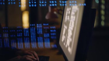 Bilgi işleme programcısı elleriyle veri hologramına bilgisayar kodu yazıyor. Karanlık ofiste yazılım dili yazmakla meşgul müteahhit. Teknolojik sunucu odasında analizler yapan dalgın mühendis. 