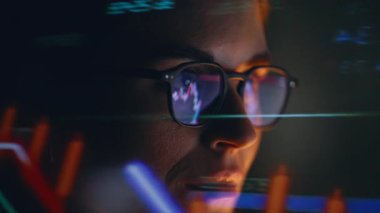 Gece işçileri Forrex 'i yakın planda satıyorlar. Yüzüne yansıyan hisse senedi grafikleri ve piyasa analizleriyle bilgisayar ekranı. Dijital büyük veri analizi yapan kadın sanal yazılım ağı beyin fırtınası yapıyor 