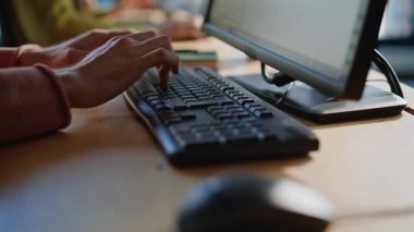 Yönetici, klavyeye veri girişi yapıyor. İçerideki müşteriye e-posta hazırlıyor. Masaüstü bilgisayarı kullanarak müşteri satın alma detaylarını yazan bilinmeyen bir satış temsilcisi. Anonim adam mesaj projesi görevi