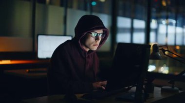 Gece hackerları akşam üzeri veri tabanlarını kırıyor. Dolandırıcı yapay zeka mesafesini kullanarak dolandırıcılık yapıyor. Karanlık yeraltı deposundaki hükümet web sitelerini hedef alarak değerli verileri çalmaya çalışan adam.