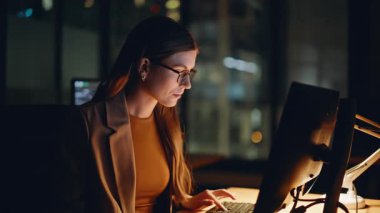 Borsa uzmanı, gece odasındaki bilgisayarda çalışıyor. Düşünceli kadın, akşam işyerinde bilgisayar arayışı çözeltisi kullanıyor. Gözlüklü gülümseyen simsar, düşünceli analizler yapıyor. 
