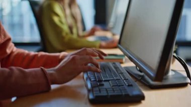 Telesales çalışanı elle daktilo bilgisayarı ofis çalışma alanının yakın çekimlerinde çevrimiçi sipariş alıyor. Müşterinin kulaklıkla konuşmasına yardım eden bir adam. Adam parmaklarını klavye analizi için yardım masasında çalıştırıyor