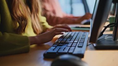 Danışman eller klavyeye veri giriyor ve kulaklıkla müşteriyle konuşuyor. Mutlu kadın çağrı merkezi operatörü müşteriye danışıyor. Dost canlısı satış temsilcisi bilgisayar yazan şirket hizmetleri öneriyor