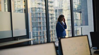 Şok olmuş bir yönetici, ışık odasında cep telefonu uyarısını okuyor. Panoramik pencere binasından kötü haber alan üzgün bir kadın. Stresli iş kadını, kafa yorma sorununa çözüm arıyor.