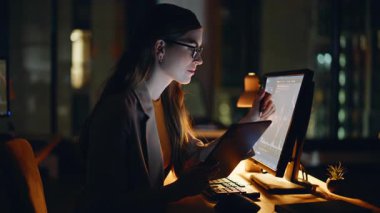 Gece işkadını, büyük ofiste kripto para ticareti yapan dijital tablet arıyor. Akşam evde çalışan gülen kadın uzmanı. Borsa temsilcisi evde geç saatlere kadar kalan bilgisayarları okuyor. 