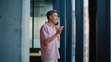 Sinirli adam patron cep telefonu kavgası tatminsiz kötü haber kapanışı. Duygusal endişeli iş adamı ofis penceresinin önünde akıllı telefonuyla tartışıyor. Sinirli adam cep telefonundan şikâyet ediyor.