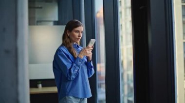 Stresli kadın reaksiyon işi ofis kapanışında başarısız oldu. Ciddi bir iş kadını apartman dairesinde akıllı telefon bildirimini kontrol ediyor. Gergin, hayal kırıklığına uğramış, mesafeli, yalnız hisseden bir kadın. 