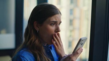 Hüsrana uğramış, akıllı telefonlu bir kadın Buro kapanışında kötü bir mesaj veriyor. Hayal kırıklığına uğramış esmer iş kadını ofisteki başarısızlığın üzüntüsünü paylaşıyor. Sinirli, stresli bayan, salondaki sorundan memnun değil. 