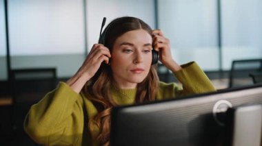 Operatörün eli kulaklığı kapatıyor. Çevrimiçi profesyonel müşteri danışmanlığı veri merkezinde. Kendine güvenen kadın tele pazarlama müdürü müşteri desteğinde çalışıyor. Yardım hattı kavramı 