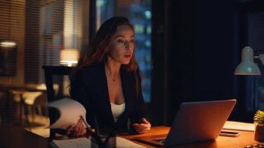 Çağdaş gece ofisinde kızgın patron online konferans diye bağırıyor. Sinirli iş kadını video görüşmesinde kağıt fırlatıyor. Duygularını gösteren bir kadın tatminsiz bir uzaktan buluşma 