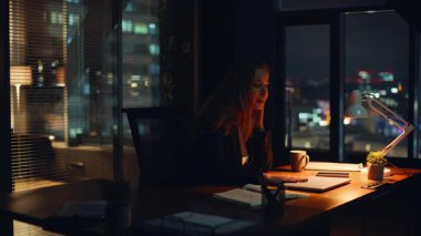 Hafif iş yerindeki iç çekimde tepkisi bozulmuş bir kadın. Hayal kırıklığına uğramış bir kadın modern ofiste çalışmaktan memnun değil. Ağlayan ezik bilgisayar masasında oturuyor iş problemleri yaşıyor.