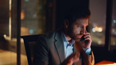 Aşırı çalışan müdürün ofis masasındaki telefonu kullanarak duygusal bir görüşme yapması. Sinir bozucu yönetici akşam işyerinde cep telefonuyla konuşuyor. Takım elbiseli bir işadamı yüksek tonda akıllı telefon konuşuyor.