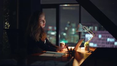 Çevrimiçi destek veren kadın geç saatlere kadar çalışıyor. Ofis masasında akıllı telefonlardan konuşuyor. Esmer iş kadını telefon görüşmesi sırasında dizüstü bilgisayarı daktilo ediyor. İş kadını girişimci telefon kullanarak şirket sorunlarını çözüyor.