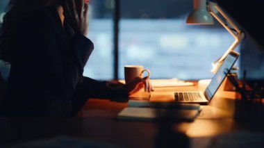 Bilinmeyen yönetici gece geç saatlerde yakın planda çalışıyor. Gece çalışma alanında cep telefonuyla konuşan mutlu bir kadın. Projeye olumlu tepki veren iş kadını içeride duygusal konuşmalar yapıyor. 