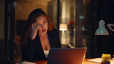 Patron, akşam iş yerinde duygusal konuşmalardan memnun değil. Sinirli iş kadını karanlık ofiste video görüşmesini tartışıyor. Web konferansında duygusal yöneticinin canı sıkkın 