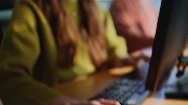 Parmak basan bilgisayar faresine yakın çekim. Destek danışmanı kulaklık cihazıyla konuşuyor. Neşeli tele-işçi müşteriye uzaktan rehberlik ediyor. Pozitif temsilci yararlı çözümler arama monitörü öneriyor