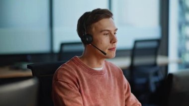 Müşteri hizmetleri danışmanları, müşterek çalışma alanının yakın çekimlerinde kulaklıkla konuşmalarına yardımcı oluyor. Erkek kadın ofis çağrı merkezinde teknik destek sağlıyor. CRM pazarlama uzmanları şirket ürünü öneriyor