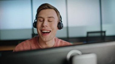Veri merkezinde bilgisayardan konuşan neşeli bir asistan. İşte gülümseyen operatör. Müşteriye uzaktan bağlanan interneti kullanarak olumlu müşteri desteği. Kulaklıklı, mutlu ofis müdürü. 