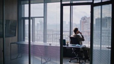 Başarılı bir iş adamı, vitrinde oturup kahve içiyor. Sakallı, dalgın CEO iş yerinde sıcak içecekten hoşlanır. Şehir manzarasına bakan takım elbiseli rahat bir adam. 