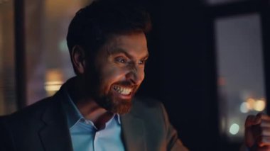 Akşam ofis portresi dizüstü bilgisayarından harika haberler almasına şaşıran serbest yazar. Aşırı mutlu iş adamı duygusal olarak başarıdan zevk alıyor. Sakallı adam heyecanı