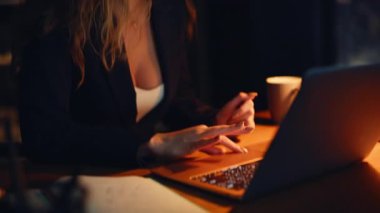 Gece vardiyasında fazla mesai yapan işçi elleri. Yakın çekim. Heyecanlı duygusal kadın bilgisayara bakıyor, başarıya seviniyor, alkışlıyor. Mutlu iş kadını sevinçle çevrimiçi zafer kazanıyor.